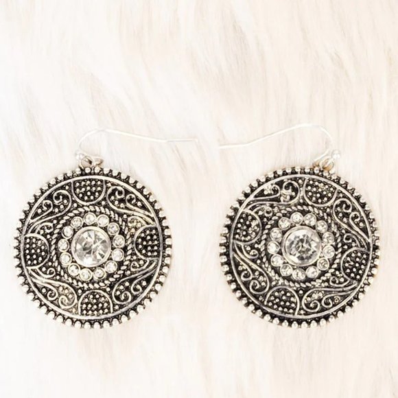 *  NWT BOUTIQUE  GORGEOUS   CRYSTAL ROUND MEDALLION SILVERTONE EARRINGS - Picture 1 of 1